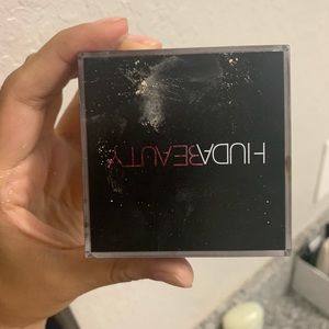 HUDA beauty powder in banana bread